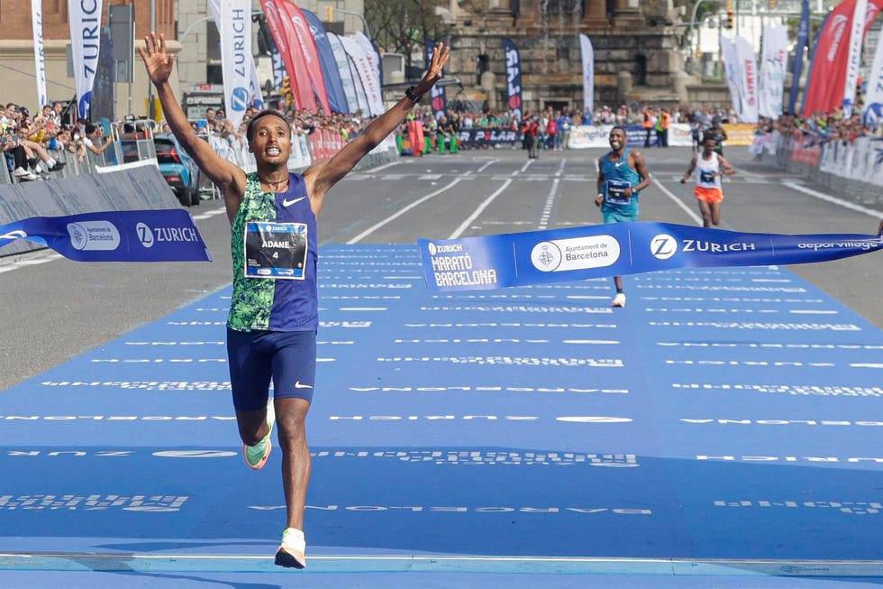 el atleta etíope yihuniligne adane celebra su victoria y nuevo récord en el maratón de barcelona