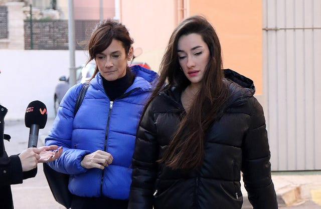 adara y su madre, elena rodríguez caminan juntas por la calle con gesto serio