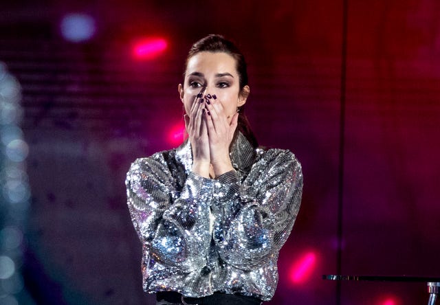 adara molinero con cara de sorpresa en el plató de gh vip