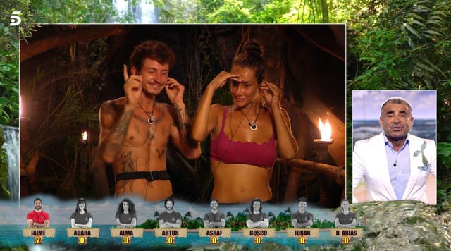 los concursantes charlan con el presentador desde la palapa