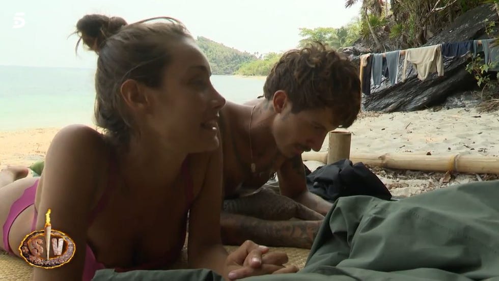 los concursantes charlan en playa pelícano