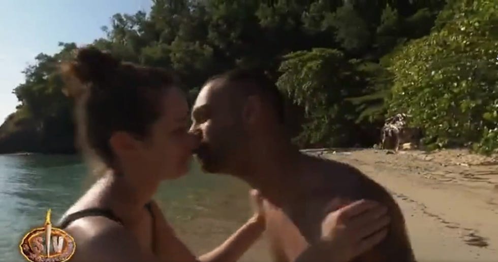 manuel cortés da un beso en la boca a adara molinero por sorpresa en supervivientes