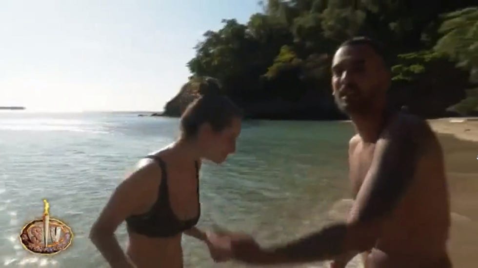 manuel cortés da un beso en la boca a adara molinero por sorpresa en supervivientes