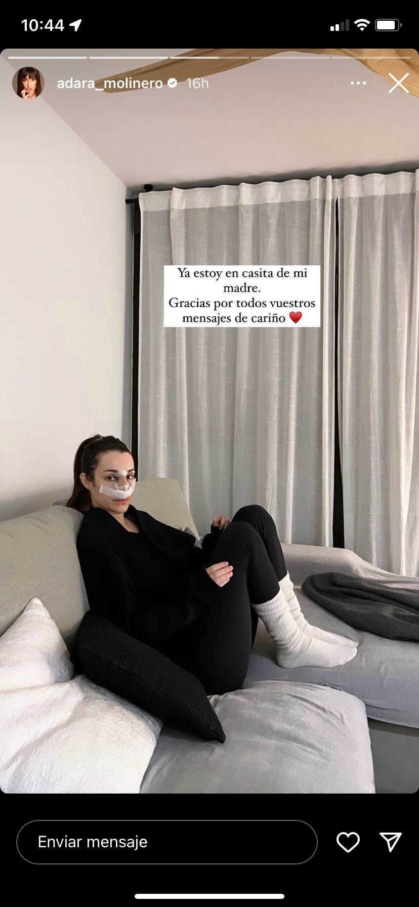 adara molinero en el sofá