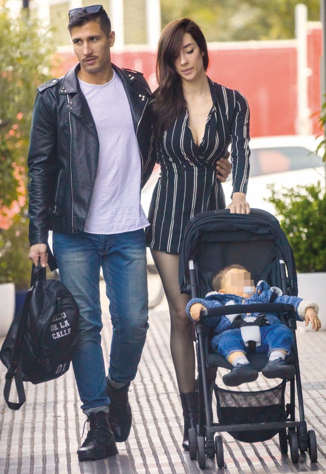 Adara y Gianmarco pasean con Martín, el hijo de ella y Hugo Sierra