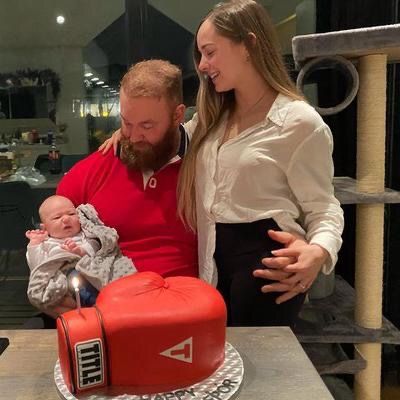  Hafthor Bjornsson, cumpleaños con una tarta guante de boxeo