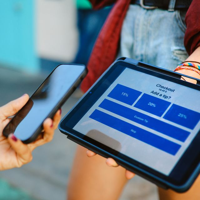 adding tip via digital tablet payment app in la, calilfornia