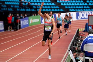 adel mechaal celebra su victoria en los 3000 metros del campeonato de españa de atletismo este domingo en madrid