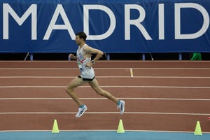 adel mechaal corre en solitario en los 3000 metros del campeonato de españa