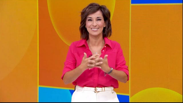 adela gonzalez en su estreno en el programa mananeros de tve con blusa rosa y pantalon blanco