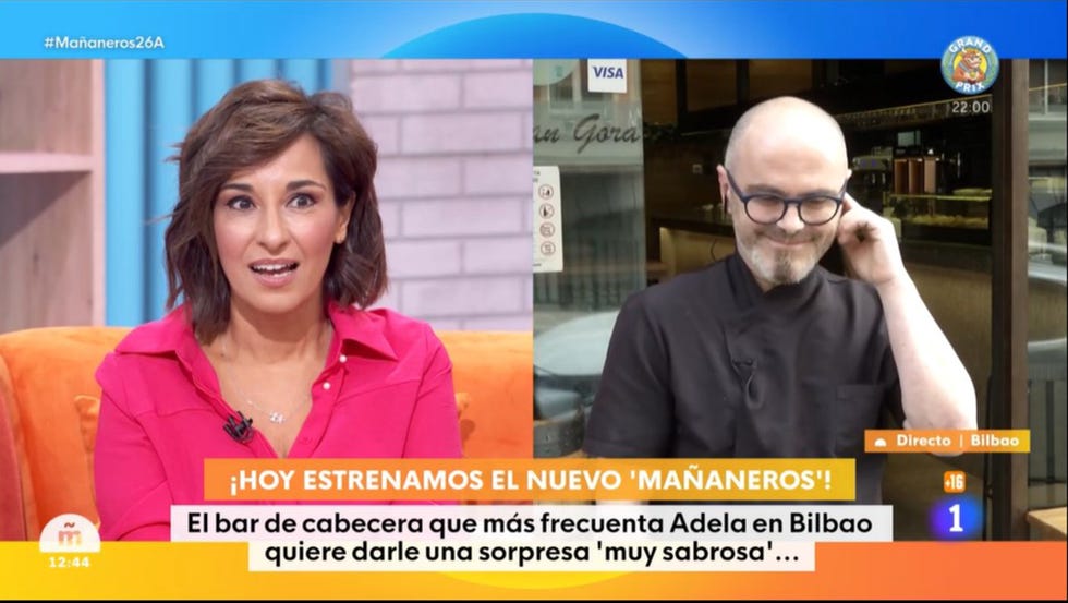 adela gonzalez recibe un regalo de un amigo de bilbao con la ayuda de sus nuevos companeros de mananeros en su estreno