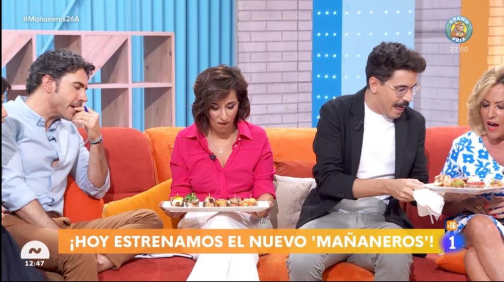 adela gonzalez recibe unos pintxos de regalo en su estreno en mananeros