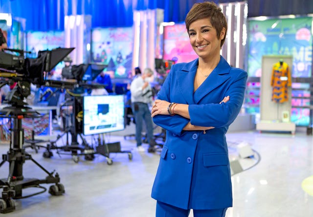 la periodista, con traje azul, en el plató del magazine de telecinco