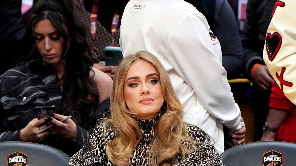preview for Adele Goes Viral After IGNORING Cameras During NBA All-Star Game!