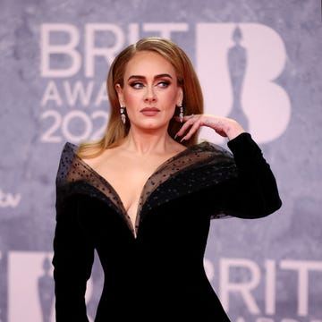 adele en la gala de los brit awards 2022 con vestido de alta costura de armani