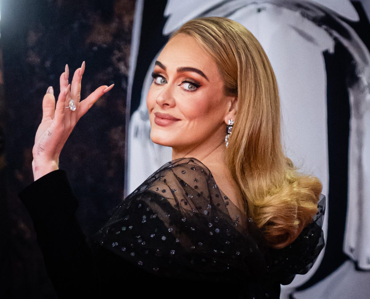 adele en la gala de los brit awards 2022 con vestido de alta costura de armani