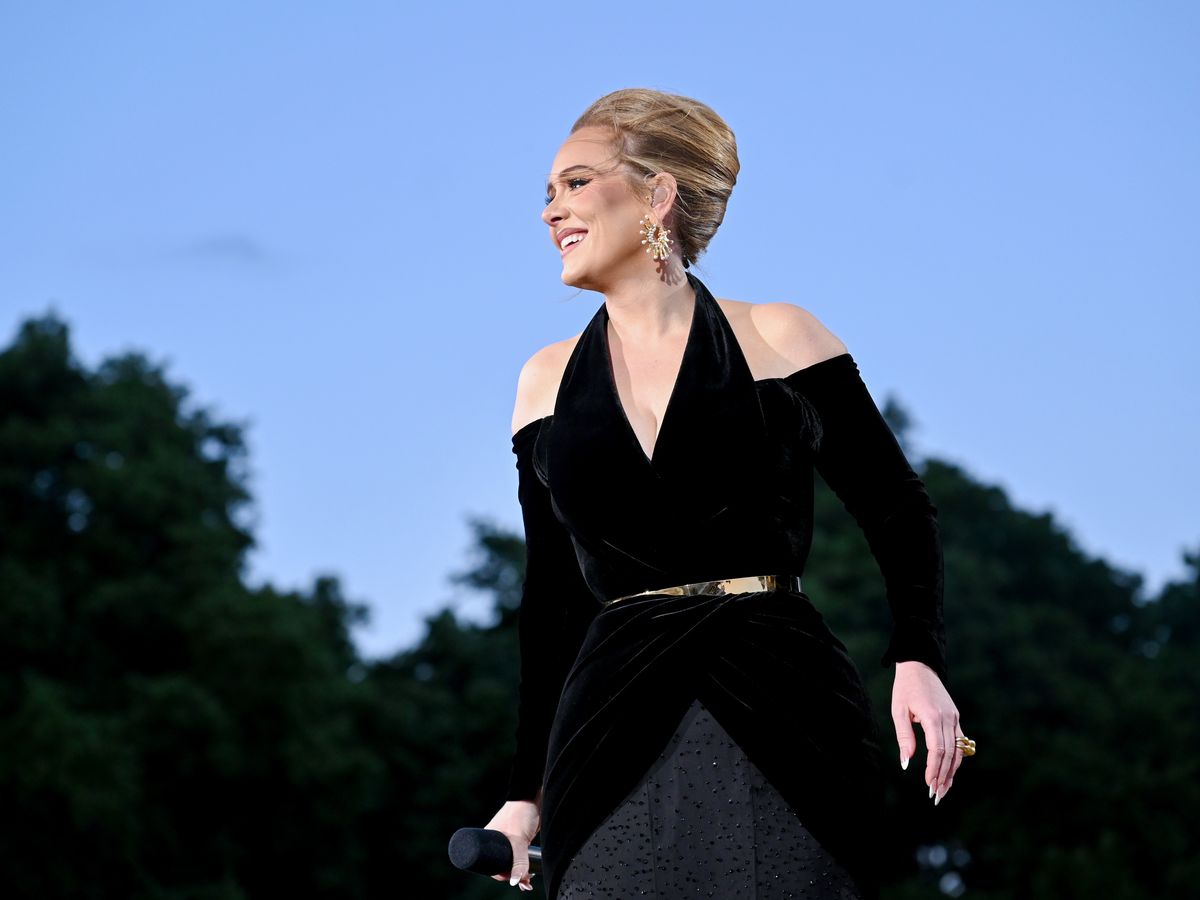 Adele Sparkles in Louis Vuitton & Schiaparelli Gowns at London Concert – WWD