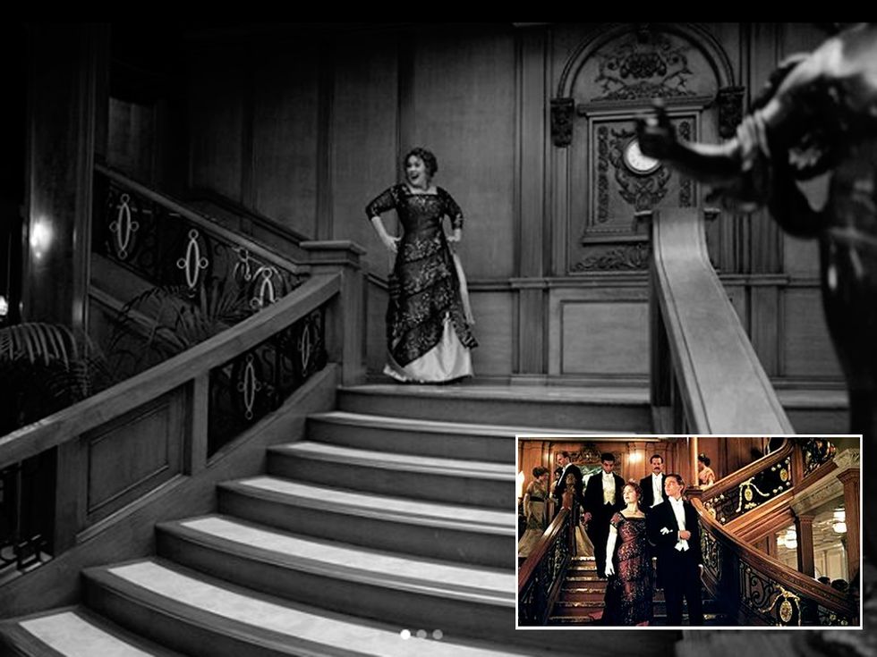 Adele imitando la escena de 'Titanic', y Kate Winslet y Leonardo DiCaprio en 'Titanic'
