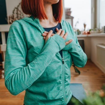 vrouw haalt adem met handen op borst