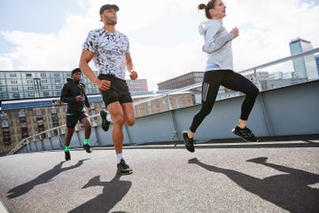 chico y chica corriendo con adidas 4dfwd