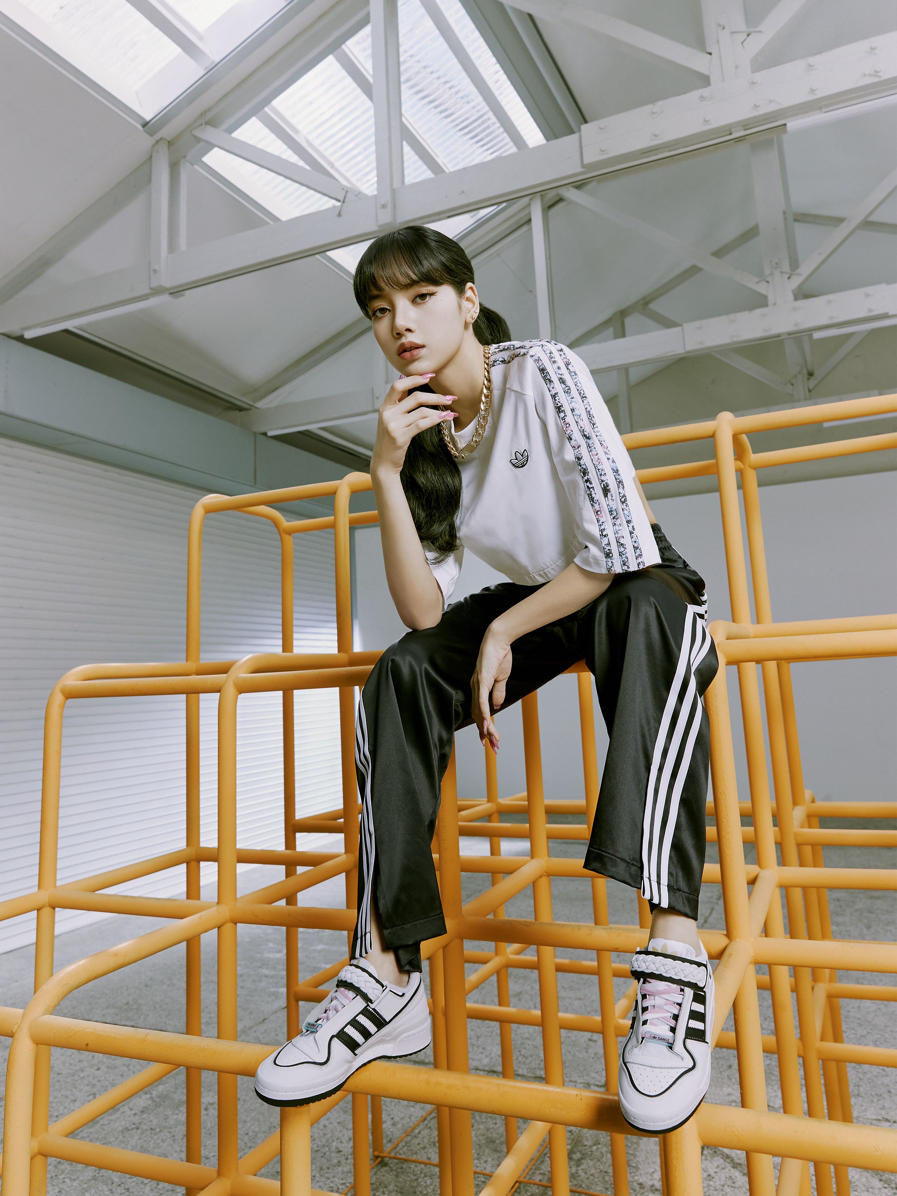 BLACKPINK JENNIE adidas CHOIGO W FY6501