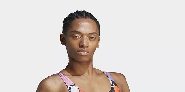 Modelos masculinos con bañadores femeninos, Adidas sucumbe a la moda 'woke