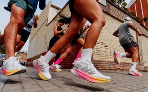 un grupo de corredores con las adidas ultraboost 5