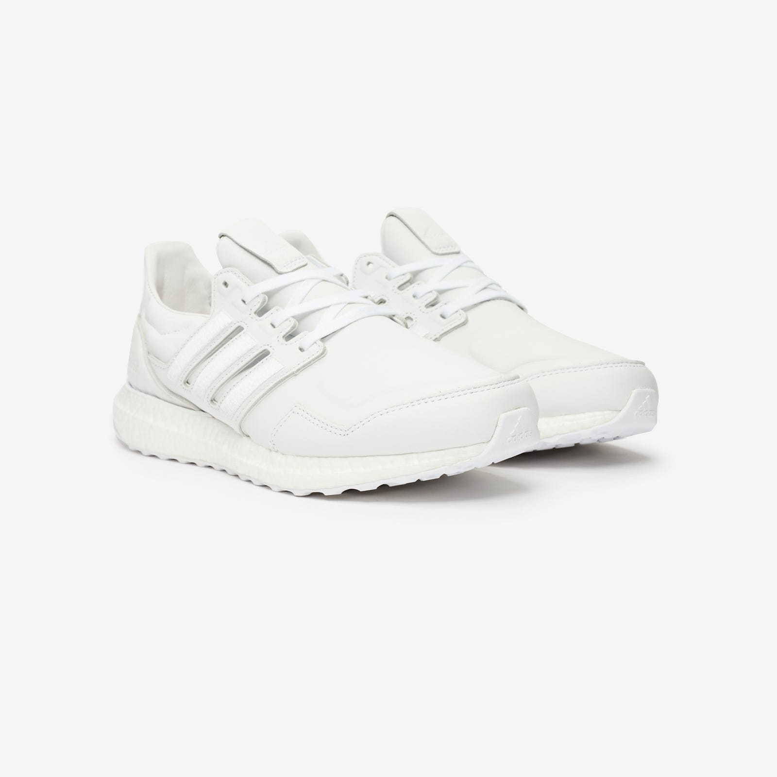 Shoe, Footwear, White, Sneakers, Product, Walking shoe, Plimsoll shoe, Athletic shoe, Outdoor shoe, Sportswear, 