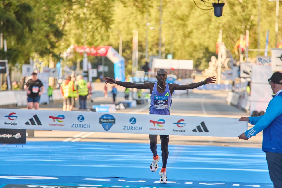 el keniano kalipus lomwai cruzando la meta del medio maratón de madrid 2025.﻿﻿