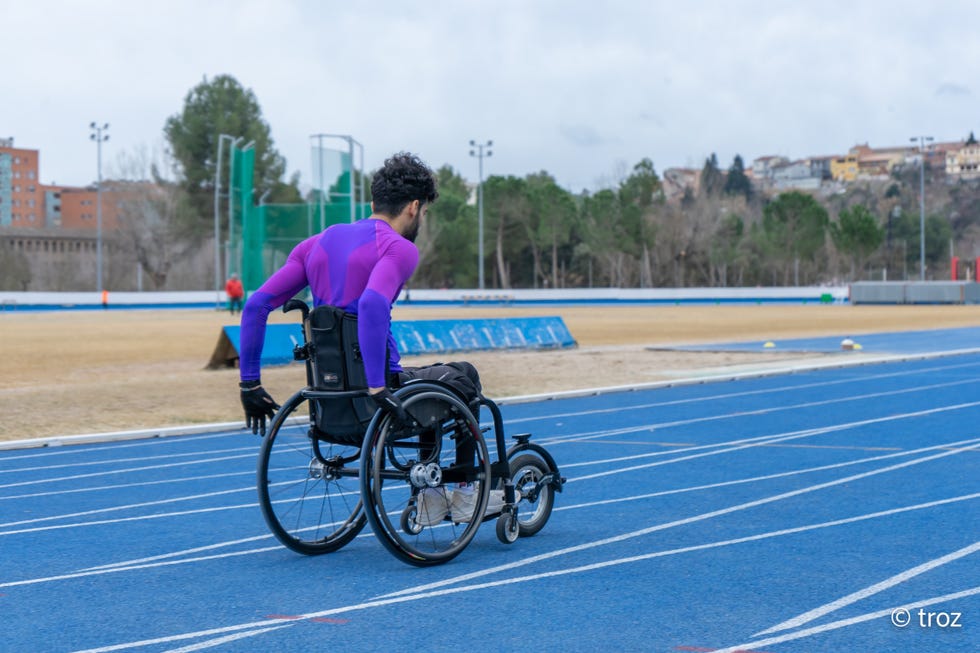 adnan entrenando en la pista de atletismo con su silla de ruedas