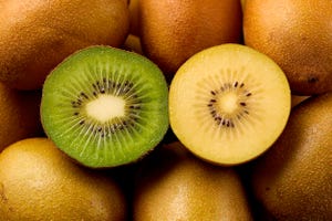 gele en groene kiwi naast elkaar