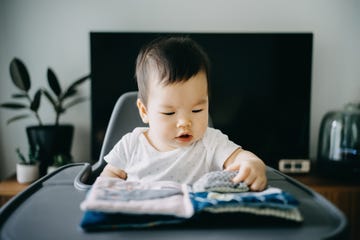 bebé asiático con cuento de tela
