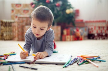 niño coloreando en navidad