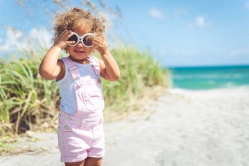 nina pequena con gafas de sol