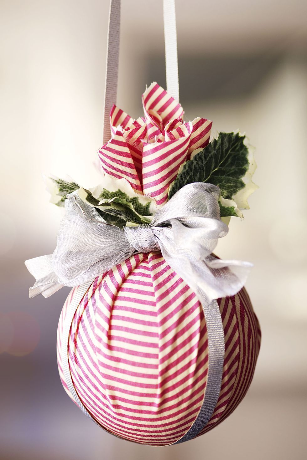 Cómo decorar las bolas de Navidad de poliespan?  Decorar bolas de navidad,  Bolas de navidad, Decoración de unas