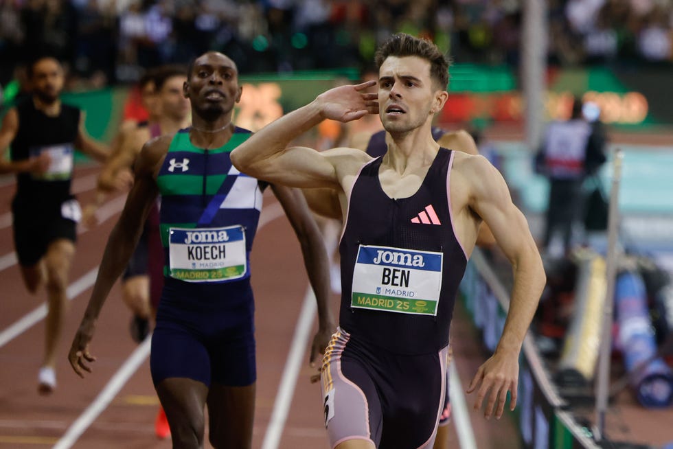 madrid, 28/02/2025. el atleta español adrián ben se impone en la final de los 800 metros, durante el world indoor tour gold madrid 2025 que se celebra este viernes en el centro deportivo municipal gallur. efe/sergio pérez 