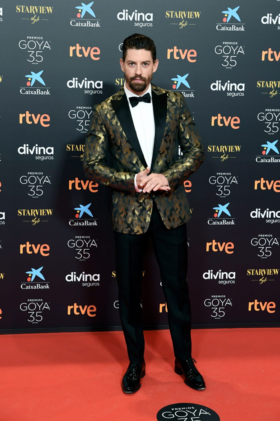 adrián lastra en la alfombra roja de los premios goya 2021