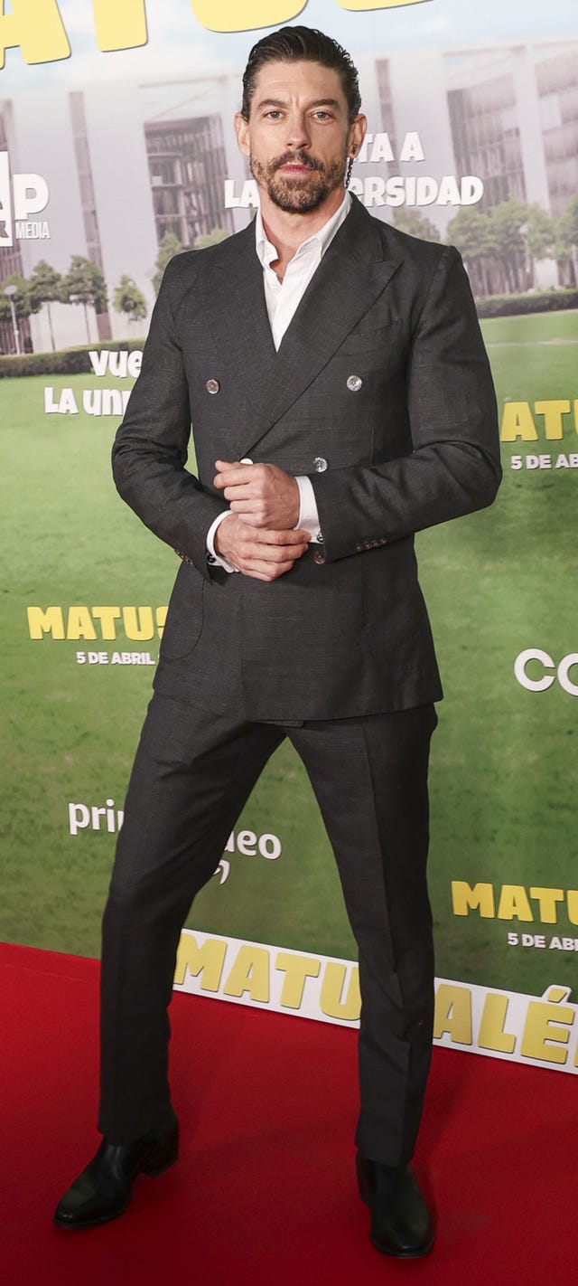 el actor con un traje cruzado con camisa blanca