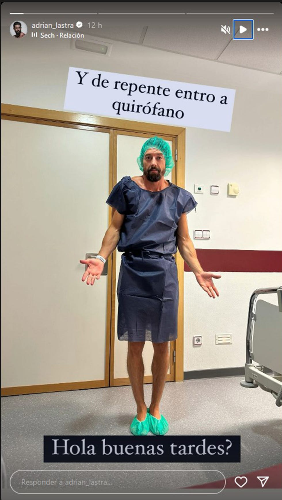 el actor con ropa de quirofano desde la habitacion del hospital