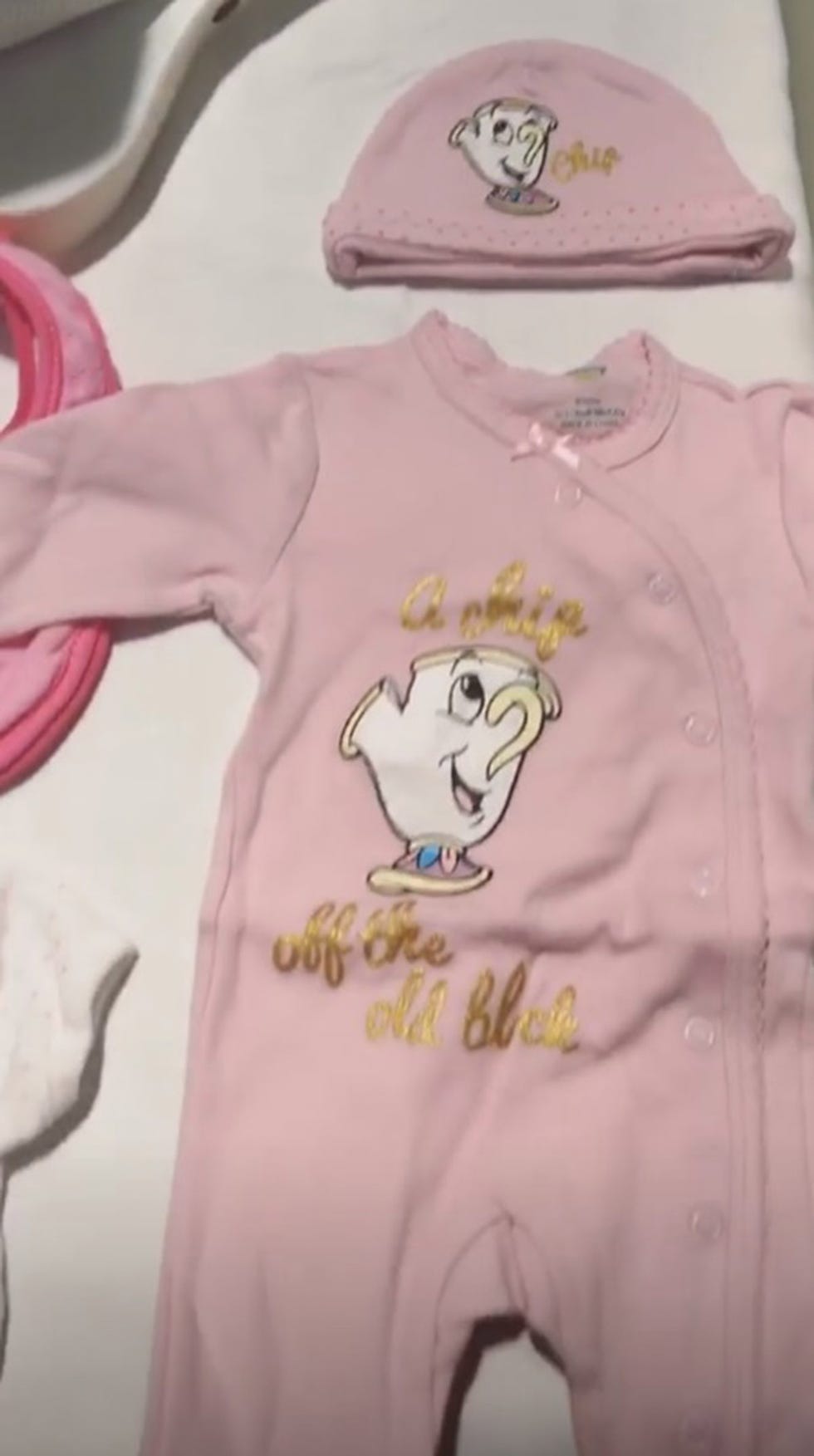 Adriana Abenia muestra la ropita de su hija primogénita