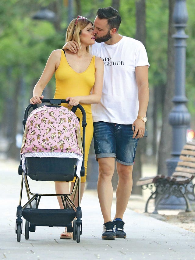Adriana Abenia y Sergio Abad: paseo con Luna, su hija