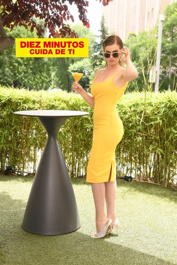 la presentadora con gafas de sol