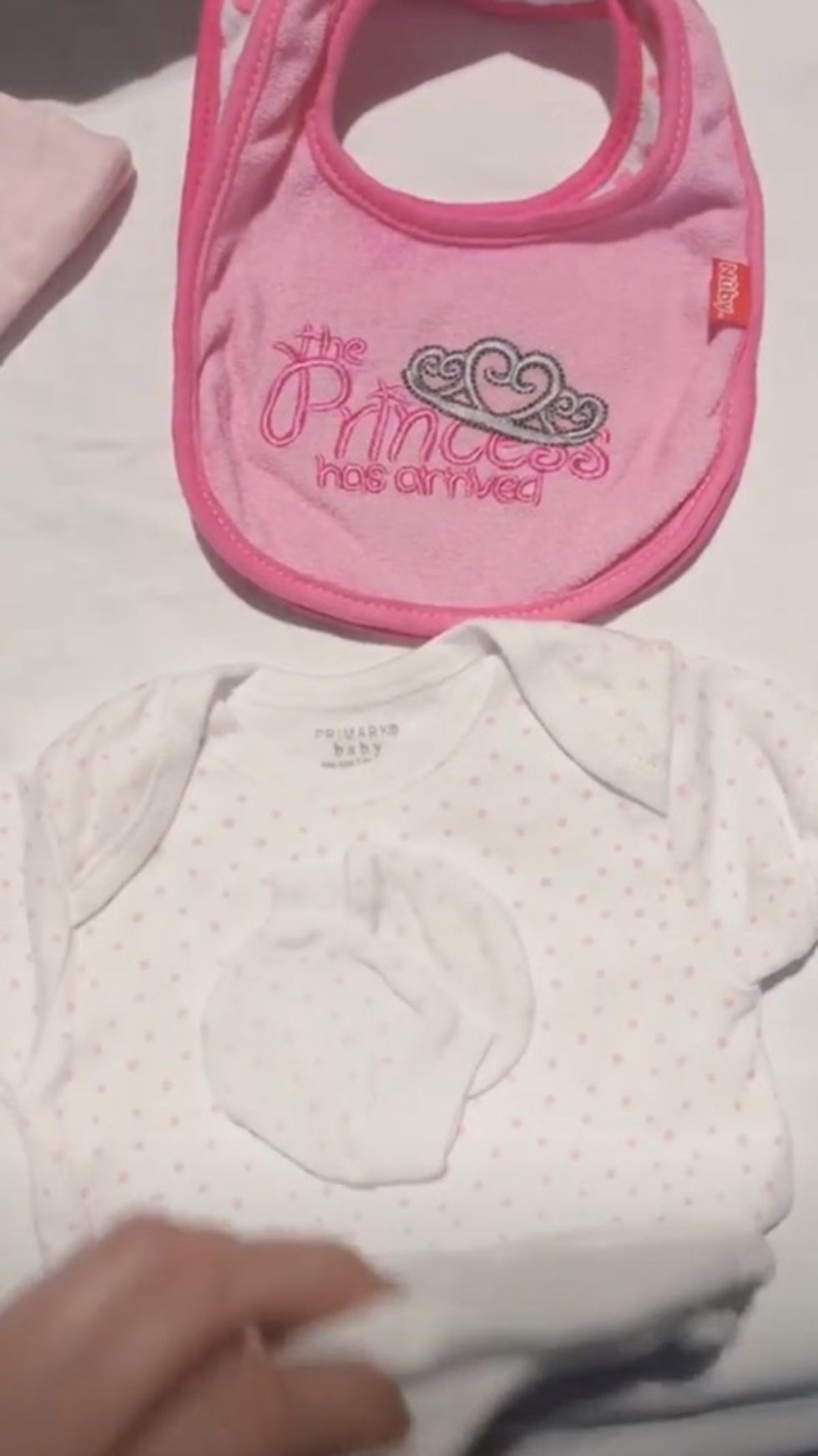 Adriana Abenia muestra la ropita de su hija primogénita