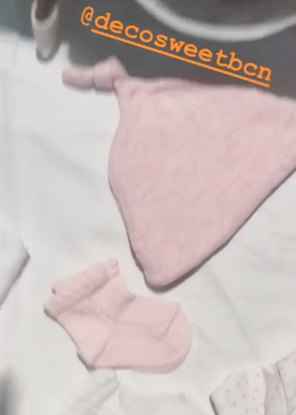 Adriana Abenia muestra la ropita de su hija primogénita