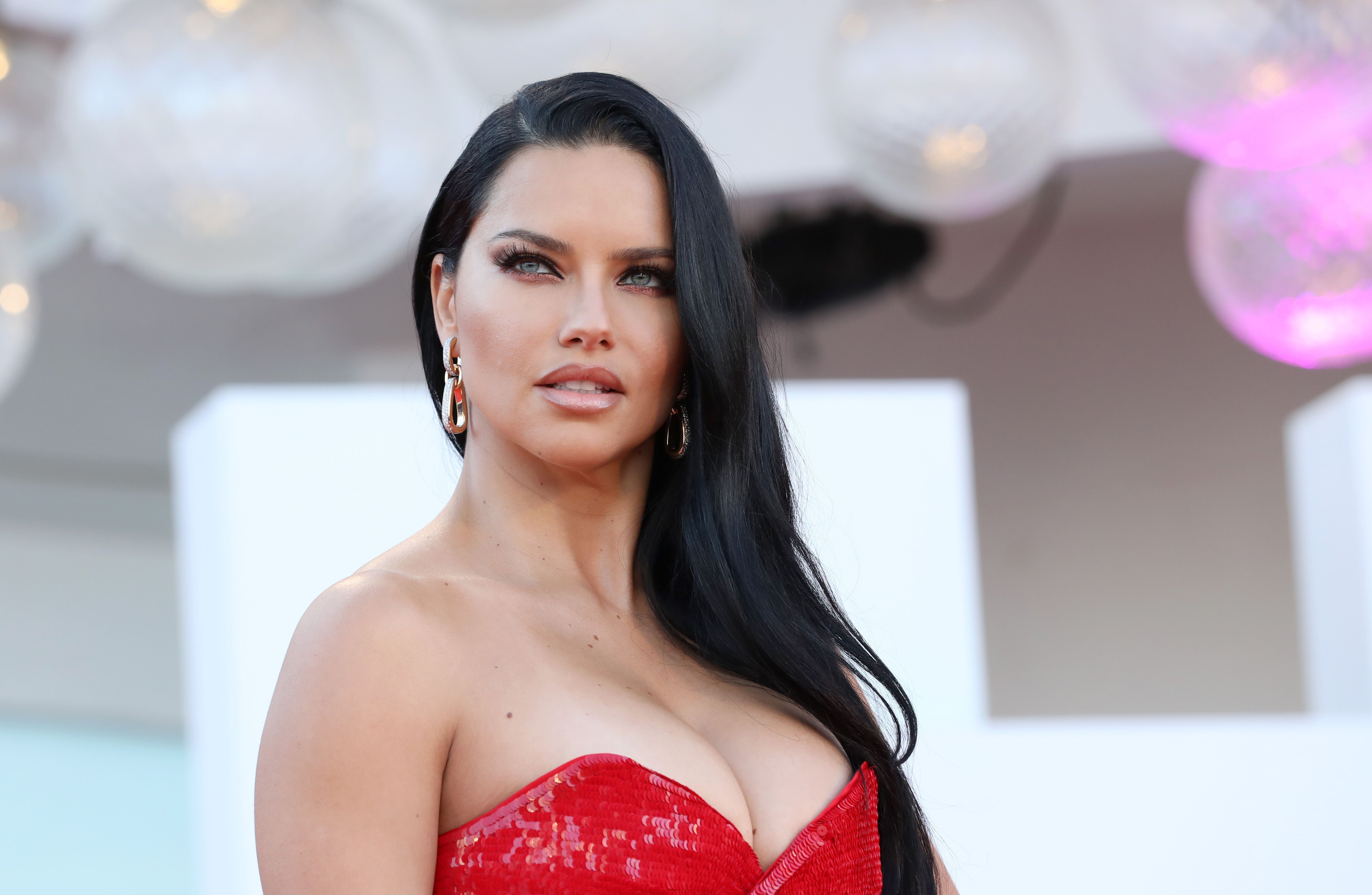 Adriana Lima anuncia que está embarazada por tercera vez