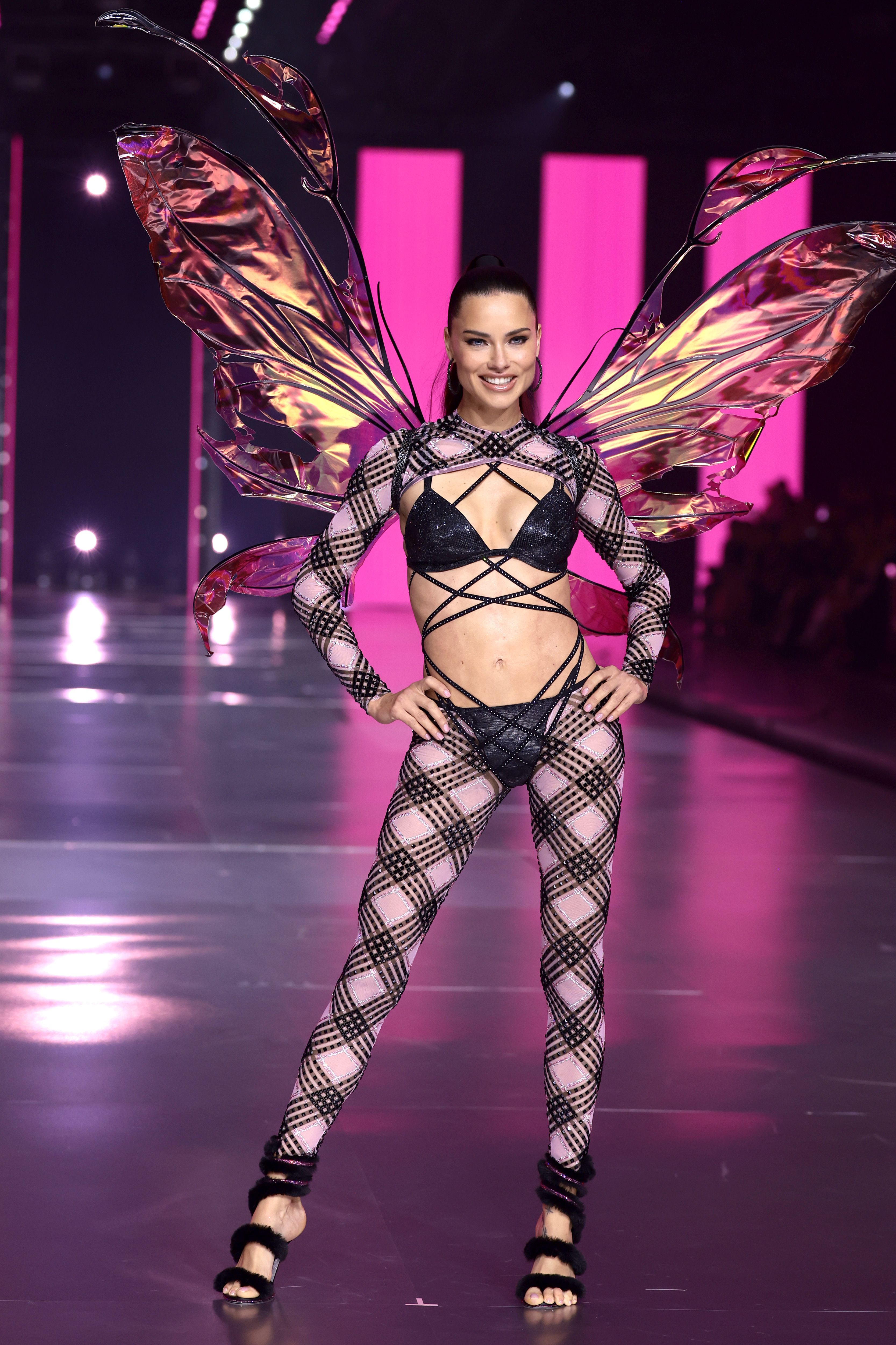 3333px x 5000px - Adriana Lima Walks the 2024 Victoria's Secret Fashion Show