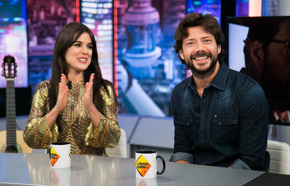 La actriz Adriana Ugarte visitó 'El Hormiguero' junto al actor Álvaro Morte, para promocionar su nueva película, 'Durante la tormenta'. Allí, Adriana tuvo algún que otro problema con su vestido y pasó mucho miedo con el truco de magia de Jandro.