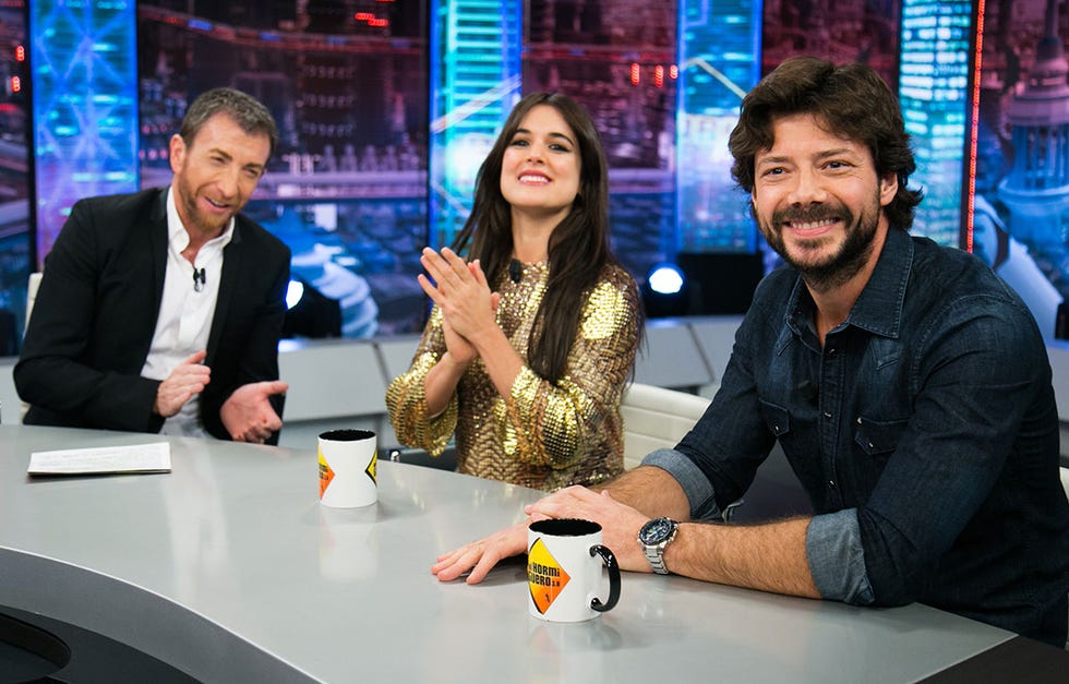 La actriz Adriana Ugarte visitó 'El Hormiguero' junto al actor Álvaro Morte, para promocionar su nueva película, 'Durante la tormenta'. Allí, Adriana tuvo algún que otro problema con su vestido y pasó mucho miedo con el truco de magia de Jandro.