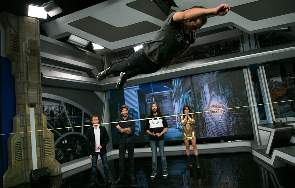 La actriz Adriana Ugarte visitó 'El Hormiguero' junto al actor Álvaro Morte, para promocionar su nueva película, 'Durante la tormenta'. Allí, Adriana tuvo algún que otro problema con su vestido y pasó mucho miedo con el truco de magia de Jandro.