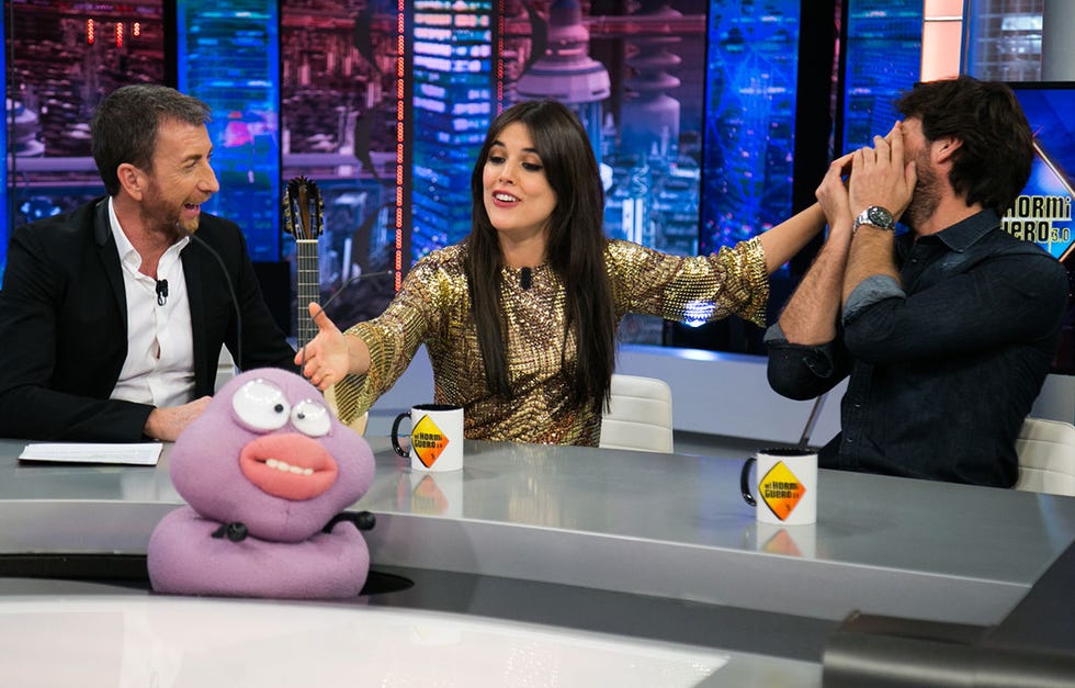 La actriz Adriana Ugarte visitó 'El Hormiguero' junto al actor Álvaro Morte, para promocionar su nueva película, 'Durante la tormenta'. Allí, Adriana tuvo algún que otro problema con su vestido y pasó mucho miedo con el truco de magia de Jandro.